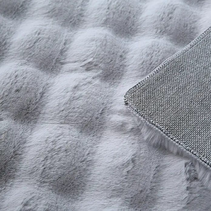 Fellteppich Ambiance - Silber, 250 x 80 cm, 100 % Polyester - Detailaufnahme eines grauen Kunstfellteppichs mit weicher Textur und einem sichtbaren, robusten Geweberücken für Stabilität.
