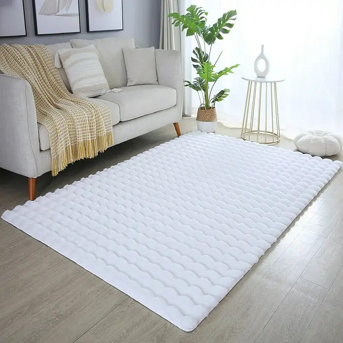 Fellteppich Ambiance - Weiß, 250 x 80 cm, 100 % Polyester - Ein flauschiger, weißer Teppich liegt im Wohnzimmer und sorgt für eine gemütliche Atmosphäre. Der Teppich ist weich und lädt zum Verweilen ein.