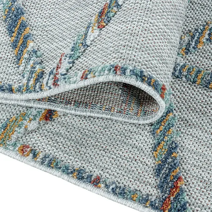 Outdoor-Teppich Bahama III - Multi, 200 x 140 cm, 100 % Polypropylen - Detailaufnahme eines gemusterten Teppichs mit hochgeklappter Ecke, der seine feine Textur und Farbgebung hervorhebt.