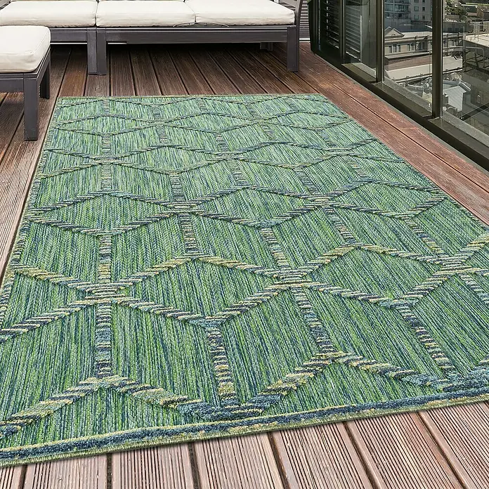Outdoor-Teppich Bahama III - Grün, 250 x 80 cm, 100 % Polypropylen - Ein grüner Outdoor-Teppich mit einem geometrischen Muster auf einer hölzernen Terrasse, der dem Außenbereich einen Farbtupfer verleiht.