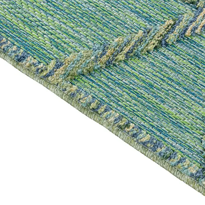 Outdoor-Teppich Bahama III - Grün, 250 x 80 cm, 100 % Polypropylen - Nahaufnahme eines blau-grünen Teppichs mit Fransen und geometrischem Muster, ideal für den Innenbereich.