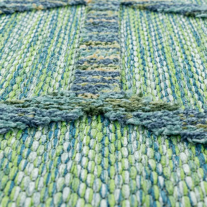 Outdoor-Teppich Bahama III - Grün, 250 x 80 cm, 100 % Polypropylen - Nahaufnahme eines gewebten Teppichs mit blauen, grünen und weißen Fäden, der eine strukturierte Oberfläche zeigt.