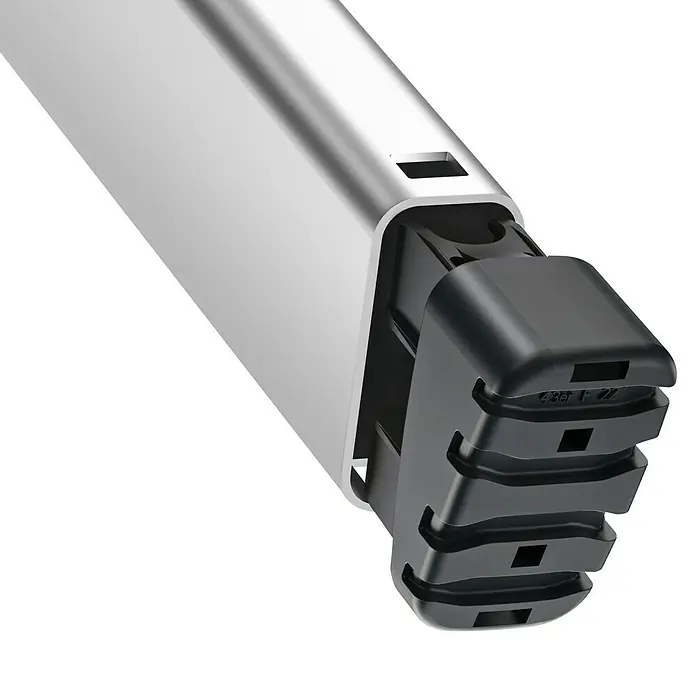 Hailo Stehleiter XXL - Anzahl Tritte: 4 Stk., Arbeitshöhe: 2,6 m, Belastbarkeit: 150 kg, Aluminium - Detailaufnahme eines silbernen Regalsystems mit schwarzer Endkappe, das modernes Design und Funktionalität vereint.