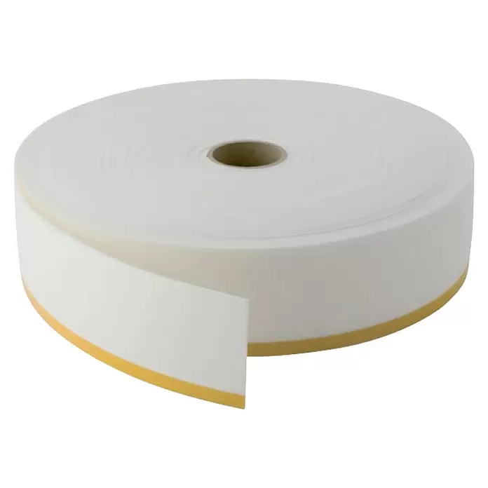 Geberit Wannenfugenband - 3,3 m x 7 cm, Geeignet für: Bade- & Duschwannen - Weiße Rolle Klebeband mit braunem Kern, ein abgelöster Teil zeigt den gelben Klebstoff.