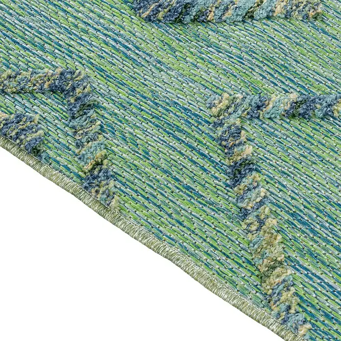 Outdoor-Teppich Bahama IV - Grün, 250 x 80 cm, 100 % Polypropylen - Nahaufnahme eines gemusterten Teppichs mit blau-grünen Farbtönen und einem Zickzackmuster. Der Teppich hat eine feine Webstruktur und eine helle Bordüre.