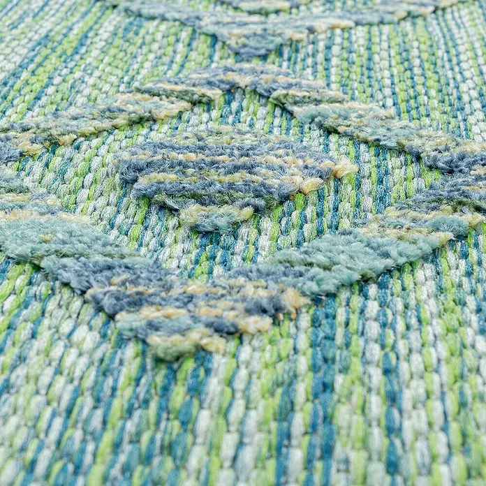 Outdoor-Teppich Bahama IV - Grün, 250 x 80 cm, 100 % Polypropylen - Nahaufnahme eines farbenfrohen Teppichs mit geometrischem Muster, ideal für eine lebendige Raumgestaltung.
