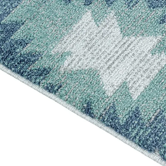 Outdoor-Teppich Bahama I - Blau, 200 x 140 cm, 100 % Polypropylen - Detailaufnahme eines Teppichs mit geometrischem Muster in Blau-, Grün- und Weißtönen, ideal für moderne Wohnräume.