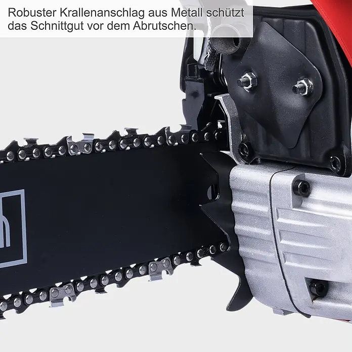 Scheppach Benzin-Kettensäge PCS56 - 2.300 W, 56 cm³, Schwertlänge: 51 cm, Max. Aststärke: 47 cm - Nahaufnahme einer Kettensäge, die einen robusten Krallenanschlag aus Metall zeigt, der das Schnittgut vor dem Abrutschen schützt.