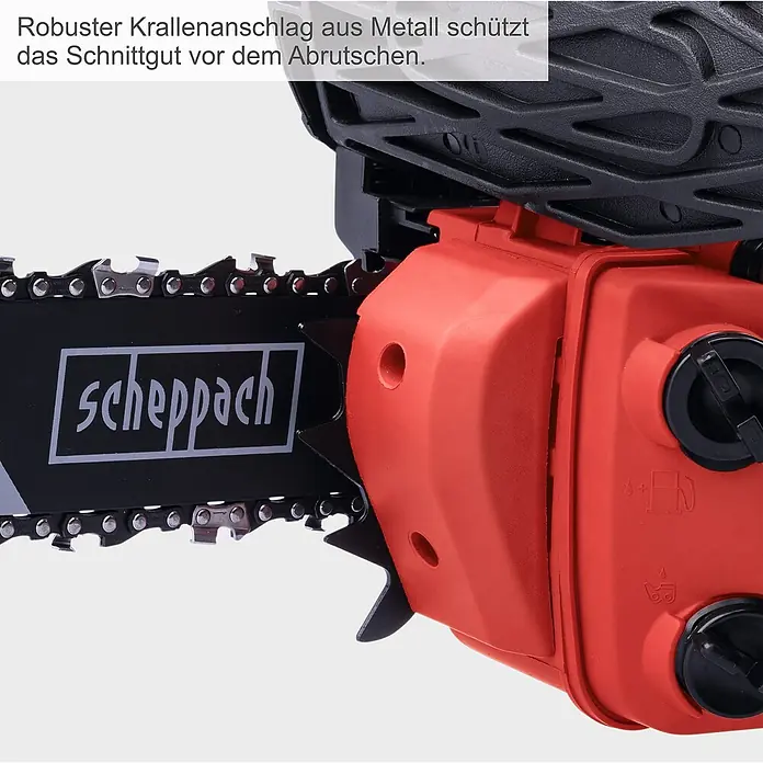 Scheppach Benzin-Kettensäge PCS26 Tophandle - 0,7 kW, 25,4 cm³, Schwertlänge: 25 cm - Nahaufnahme einer Scheppach-Kettensäge, die das robuste Design und die Metallkrallenanschläge zum sicheren Schneiden hervorhebt.