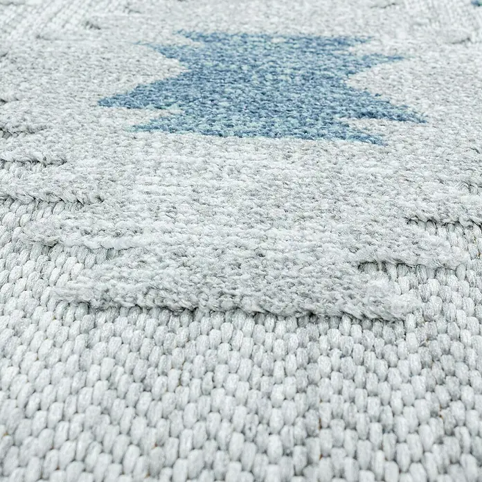Outdoor-Teppich Bahama I - Blau, 200 x 140 cm, 100 % Polypropylen - Nahaufnahme eines Teppichs mit blauem Sternmuster und verschiedenen Texturen. Die Details der Webkunst sind gut sichtbar.