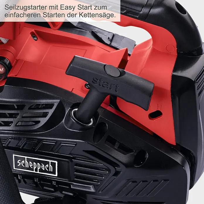Scheppach Benzin-Kettensäge PCS26 Tophandle - 0,7 kW, 25,4 cm³, Schwertlänge: 25 cm - Nahaufnahme des Seilzugstarters einer Scheppach Kettensäge mit Easy Start Funktion für einfaches Starten.