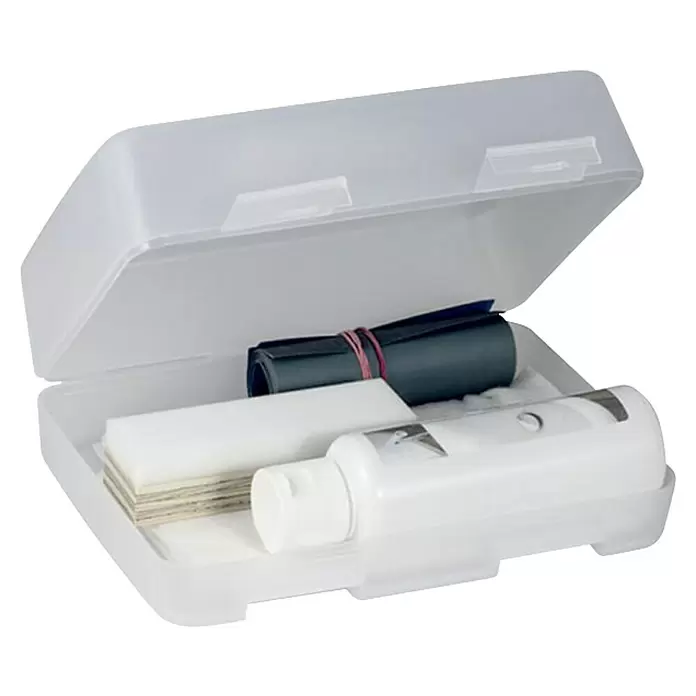 Geberit Reparatur-Set - 4 -tlg., Geeignet für: Acrylwannen - Offene, transparente Kunststoffbox mit Reinigungszubehör: einem gerollten dunklen Tuch, weißen Pads und einer weißen Flasche.