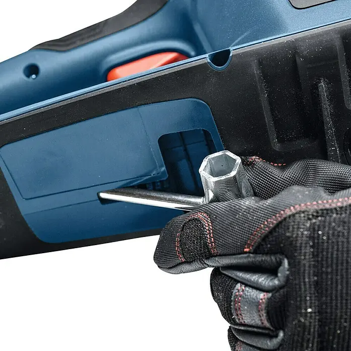 Bosch Professional AMPShare 18V Akku-Kettensäge GKE 18V-40 - 18 V, Li-Ionen, Ohne Akku, Schwertlänge: 40 cm - Nahaufnahme eines Werkzeugs, das von einer Hand mit Handschuh gehalten wird, um eine elektrische Säge einzustellen.