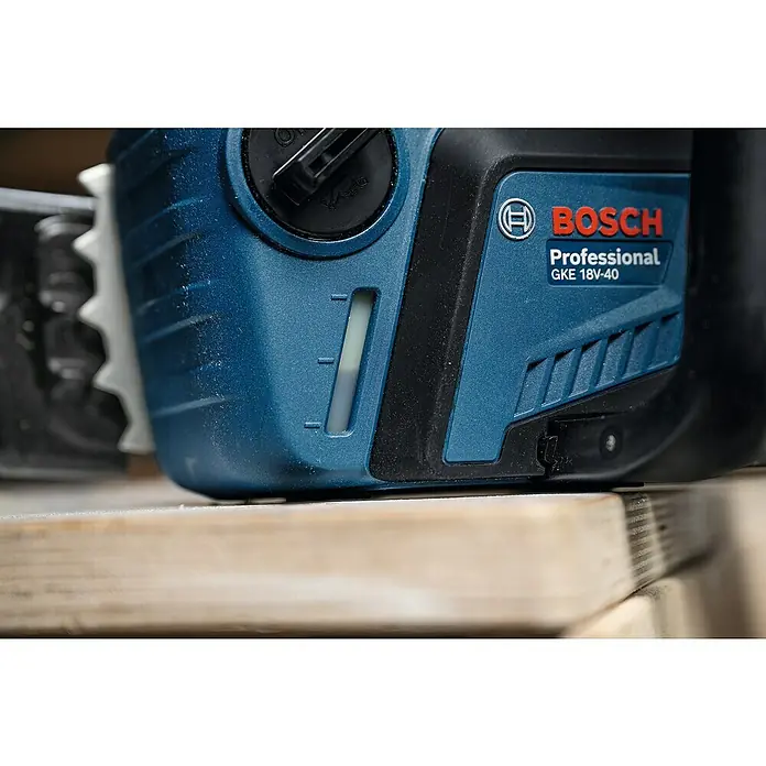 Bosch Professional AMPShare 18V Akku-Kettensäge GKE 18V-40 - 18 V, Li-Ionen, Ohne Akku, Schwertlänge: 40 cm - Nahaufnahme einer blauen Bosch GKE 18V-40 Akku-Kettensäge, die auf einem Holztisch steht und Details wie Füllstandsanzeige und Logos zeigt.