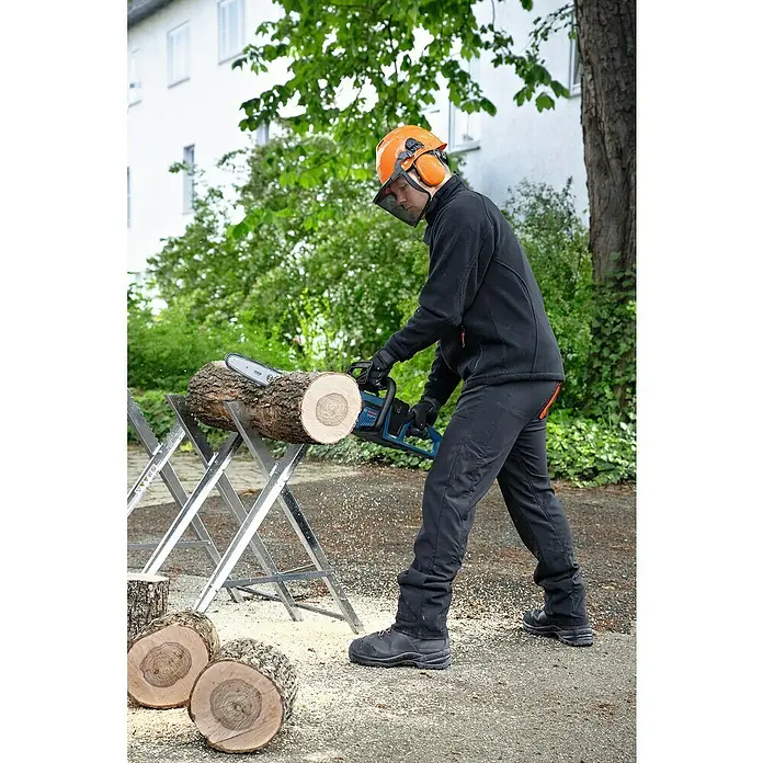 Bosch Professional AMPShare 18V Akku-Kettensäge GKE 18V-40 - 18 V, Li-Ionen, Ohne Akku, Schwertlänge: 40 cm - Ein Mann benutzt eine Bosch Kettensäge, um Brennholz zu sägen, während er eine Schutzausrüstung trägt.