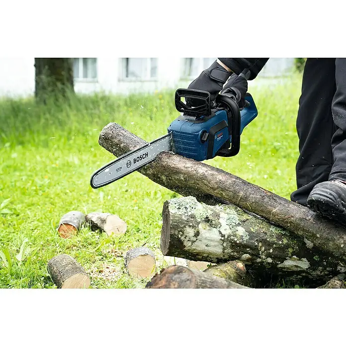 Bosch Professional AMPShare 18V Akku-Kettensäge GKE 18V-40 - 18 V, Li-Ionen, Ohne Akku, Schwertlänge: 40 cm - Eine blaue Bosch-Kettensäge schneidet Holz auf einem Rasen. Perfekt für Gartenarbeiten, bietet diese Kettensäge Leistung und Präzision.