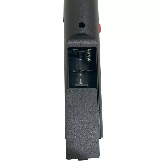 Velamp Matainsectos eléctrico Smash - Funciona con pilas, Negro - Mando a distancia gris oscuro con el compartimento de la batería abierto, mostrando el hueco vacío y los contactos de muelle.