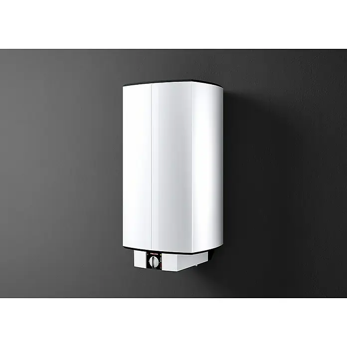 Stiebel Eltron Warmwasserspeicher SH 80 S - 80 l, Temperaturbereich: 35 °C - 85 °C - Moderne Warmwasserbereitung: Ein schlanker, weißer Warmwasserbereiter hängt stilvoll an einer grauen Wand.