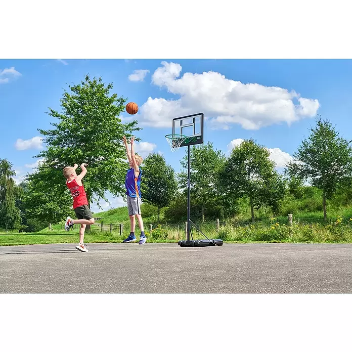 Salta Basketballkorb Dribble - Schwarz - Zwei Jungen spielen Basketball mit einem tragbaren schwarzen Basketballkorb mit grünem Ring und transparenter Platte im Freien.
