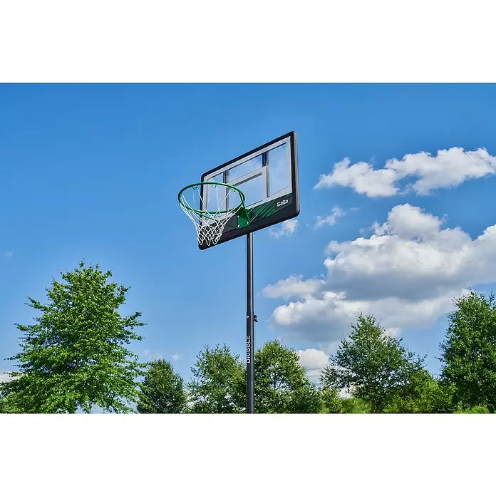 Salta Basketballkorb Dribble - Schwarz - Salta Basketballkorb mit grünem Ring, klarer Platte und weißem Netz, draußen unter blauem Himmel.