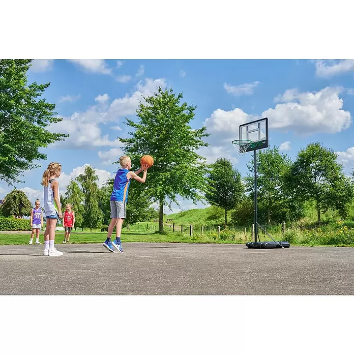 Salta Basketballkorb Dribble - Schwarz - Kinder spielen draußen Basketball mit einem tragbaren Basketballkorb.