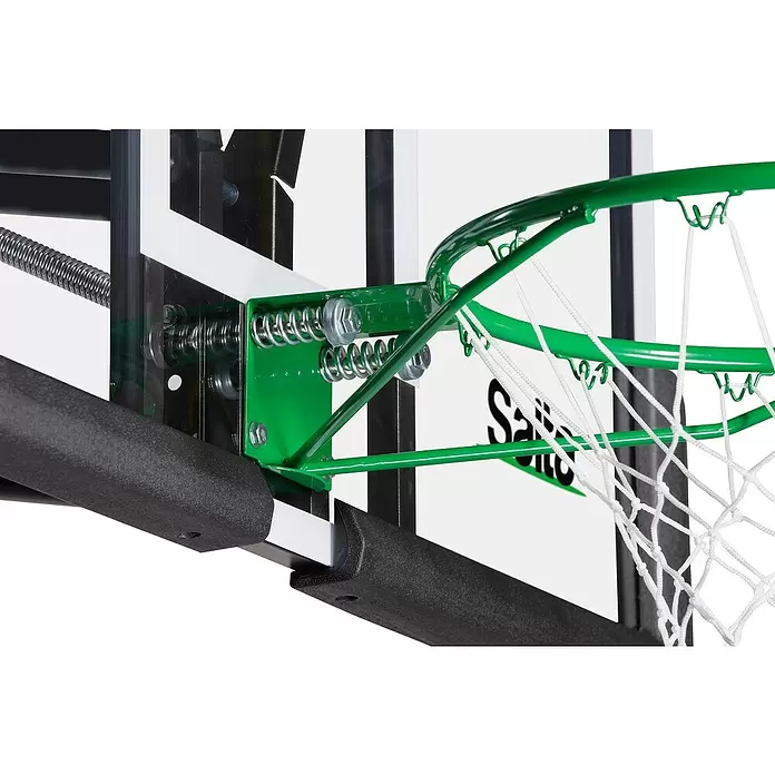 Salta Basketballkorb Center - 234 x 210 x 125 cm, Schwarz - Nahaufnahme eines grünen, federbelasteten Basketballkorbs mit weißem Netz und schwarzer Polsterung an einer Rückwand.
