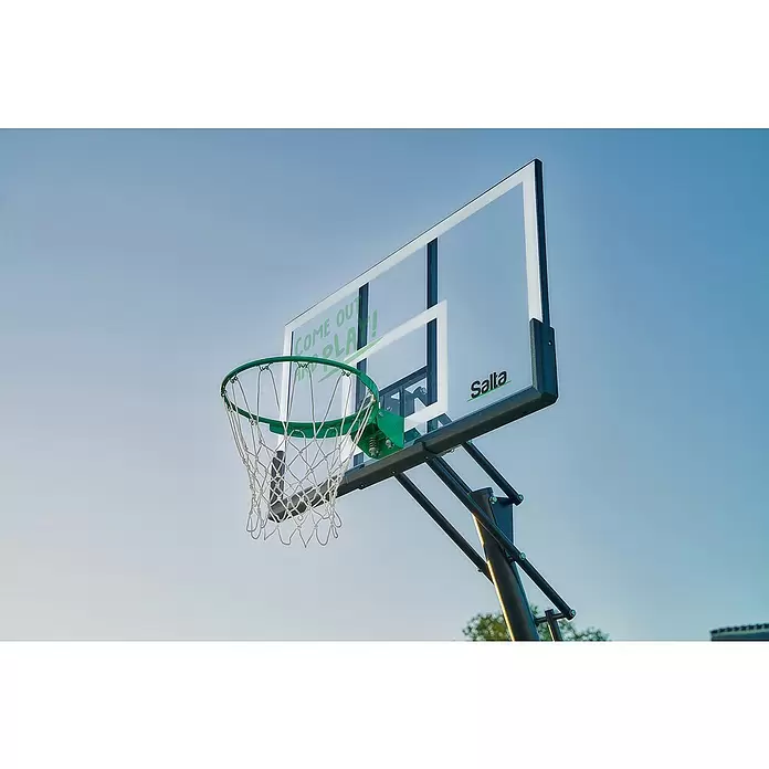 Salta Basketballkorb Guard - Schwarz, Höhe: 371 cm - Eine transparente Basketball-Rückwand mit grünem Korb und weißem Netz, von unten vor blauem Himmel gesehen.