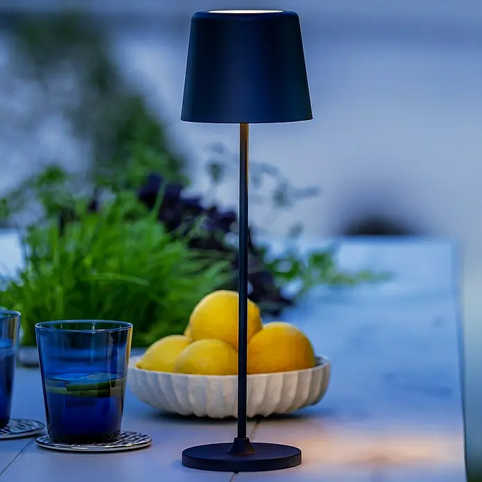 Brilliant Akku-Tischleuchte Kaami - 2 W, Schwarz, Warmweiß - Elegante, schnurlose Tischleuchte mit Lampenschirm, ideal für den Außenbereich. Stimmungsvolle Beleuchtung für Garten, Terrasse oder Balkon.