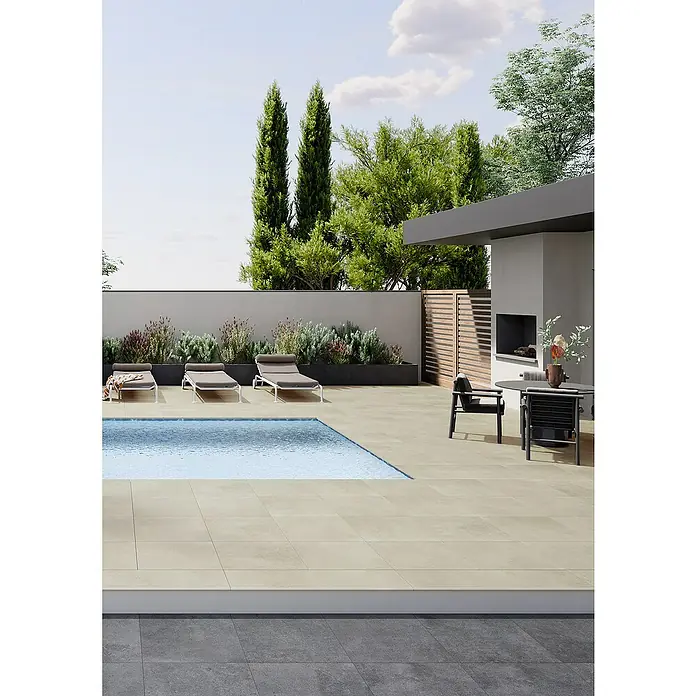 Art-Tec by Palazzo Terrassenfliese60 x 60 x 2 cm, Offwhite, Matt - Eine elegante Poolterrasse mit hellen Fliesen, Liegestühlen und stilvollen Gartenmöbeln für entspannte Stunden im Freien.