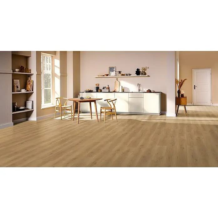 Laminat 8/32 Classic - Eiche Schenna, Landhausdiele, 1.292 x 193 x 8 mm - Einladender Raum mit hellem Holzboden, der Wärme und eine natürliche Atmosphäre schafft. Runde Holztischgarnitur und schlichte Küchenzeile ergänzen den Raum.