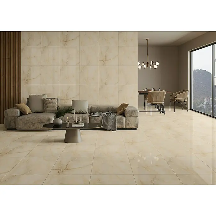 Feinsteinzeugfliese Royal Onyx - 60 x 60 cm, Creme, Glänzend - Elegante Wohnraumgestaltung mit beigen Marmorfliesen, die ein luxuriöses und helles Ambiente schaffen. Moderne Einrichtung mit Couch und Esstisch.