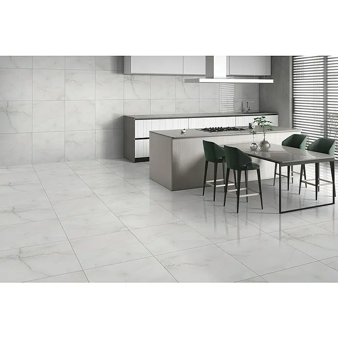 Feinsteinzeugfliese Royal Onyx - 60 x 60 cm, Hellgrau, Glänzend - Das Bild zeigt einen hellen Raum mit Marmorbodenfliesen, einer Kücheninsel mit Barhockern und einer minimalistischen Küchenzeile. Elegantes Design.