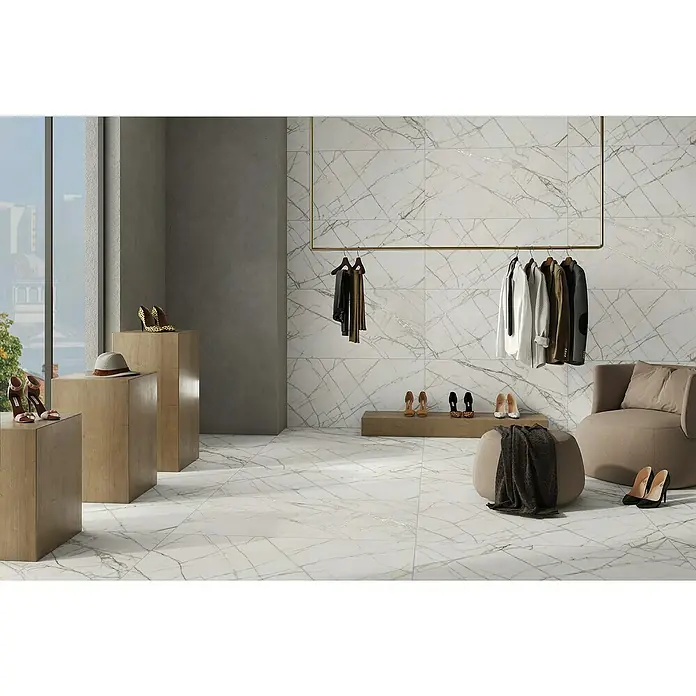 Feinsteinzeugfliese Statuario Shining - 60 x 120 cm, Weiß/Grau, Matt - Luxuriöses Interieur mit Marmorfliesen. Die Wand- und Bodenfliesen aus Marmor verleihen dem Raum Eleganz und Stil.