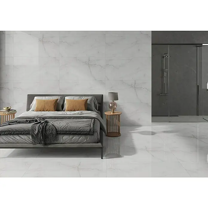 Feinsteinzeugfliese Royal Onyx - 60 x 120 cm, Hellgrau, Glänzend - Helles Schlafzimmer mit Marmorfliesen auf dem Boden und an der Wand, ein modernes und elegantes Design mit stilvollem Doppelbett.