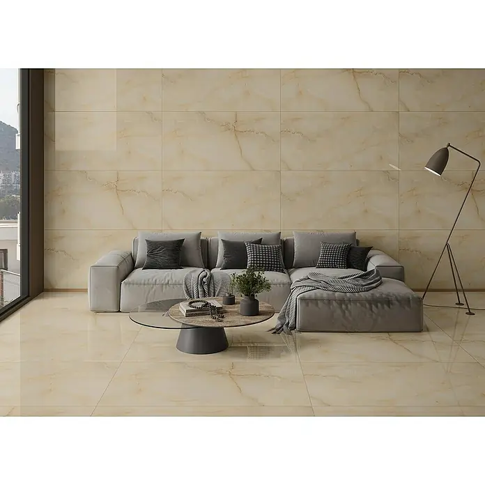 Feinsteinzeugfliese Royal Onyx - 60 x 120 cm, Creme, Glänzend - Luxuriöses Wohnzimmer mit hellen Marmorfliesen auf Boden und Wand, das eine elegante und moderne Atmosphäre schafft.