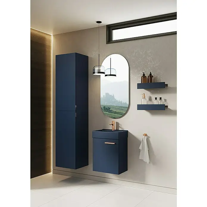 Badmöbel-Set Tiny - Gesamtbreite Badmöbel: 45 cm, Navyblau, Matt, DIN Anschlag: Links/Rechts, 2 -tlg. - Badezimmer-Interieur mit Marineblau-Waschtisch, Spiegel, Hängeschrank und Regalen. Elegantes und modernes Design für ein stilvolles Badezimmer.
