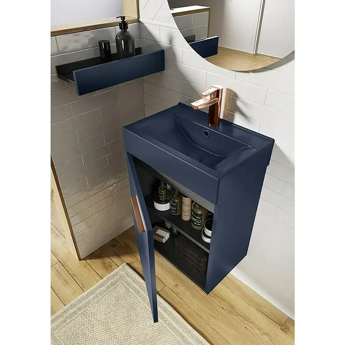 Badmöbel-Set Tiny - Gesamtbreite Badmöbel: 45 cm, Navyblau, Matt, DIN Anschlag: Links/Rechts, 2 -tlg. - Modernes Badezimmer mit marineblauem Waschtischunterschrank, offenem Fach und Kupferarmatur.
