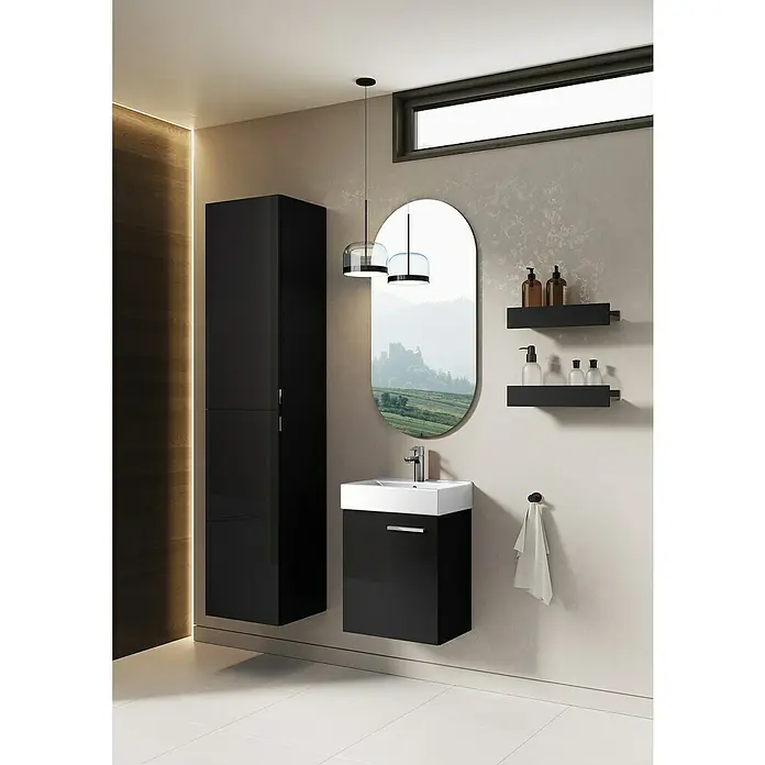 Badmöbel-Set Tiny - Gesamtbreite Badmöbel: 45 cm, Schwarz/Weiß, Glänzend, DIN Anschlag: Links/Rechts, 2 -tlg. - Elegantes Badezimmer-Interieur mit einem hohen, schwarzen Schrank, einem Waschtisch mit Spiegel und stilvollen Regalen für Pflegeprodukte.