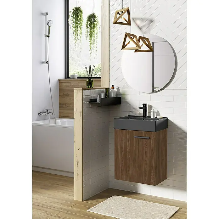 Badmöbel-Set Tiny - Gesamtbreite Badmöbel: 45 cm, Walnuss, Matt, DIN Anschlag: Links/Rechts, 2 -tlg. - Badezimmer-Interieur mit modernem Waschtischunterschrank in Holzoptik, runder Spiegel und hängenden Leuchten für ein stilvolles Ambiente.