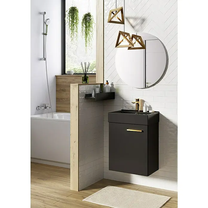 Badmöbel-Set Tiny - Gesamtbreite Badmöbel: 45 cm, Schwarz, Matt, DIN Anschlag: Links/Rechts, 2 -tlg. - Badezimmer mit schwarzem Waschtischunterschrank, rundem Spiegel, Badewanne und Holzboden für eine moderne und stilvolle Atmosphäre.