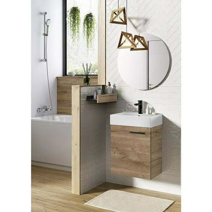 Badmöbel-Set Tiny - Gesamtbreite Badmöbel: 45 cm, Eiche/Weiß, Matt, DIN Anschlag: Links/Rechts, 2 -tlg. - Badezimmer mit einem modernen Waschtischunterschrank in Holzoptik, einem runden Spiegel und hängenden Lampen für eine stilvolle Atmosphäre.