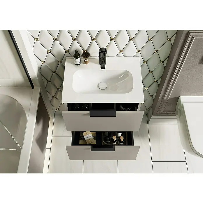 Riva Badmöbel-Set Street Plus - Gesamtbreite Badmöbel: 51,3 cm, Fume, Matt, 2 -tlg. - Badezimmeransicht von oben mit einem modernen Waschtisch mit zwei Schubladen, die teilweise geöffnet sind und Badutensilien zeigen.