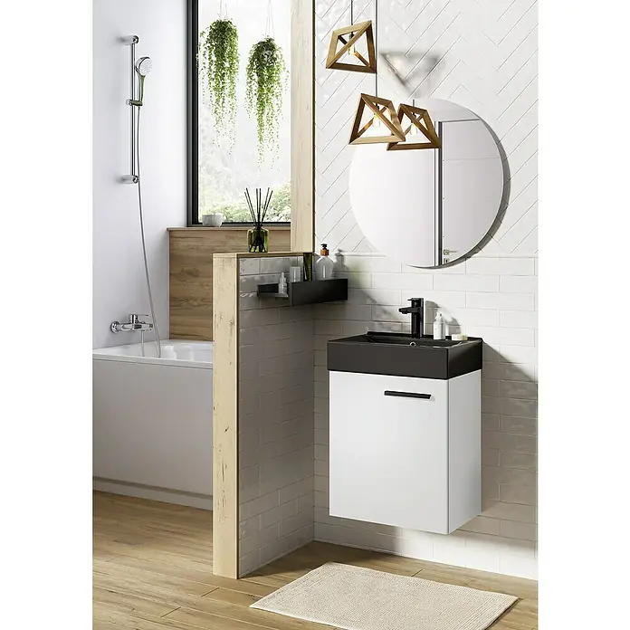 Badmöbel-Set Tiny - Gesamtbreite Badmöbel: 45 cm, Weiß/Schwarz, Matt, DIN Anschlag: Links/Rechts, 2 -tlg. - Badezimmer mit weißer Badewanne, Waschtisch mit schwarzem Becken und weißem Unterschrank, rundem Spiegel und Pendelleuchten.