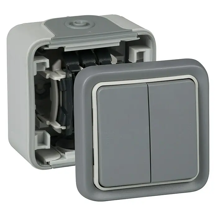 Legrand Plexo Interruptor/Conmutador doble - Gris, Montaje en la pared - Un interruptor de luz doble gris con un borde blanco y una carcasa parcialmente abierta.