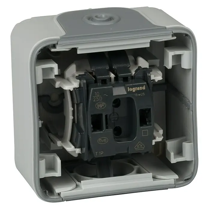 Legrand Plexo Pulsador para estancias con humedad - Gris, Montaje en la pared, IP55 - Primer plano de un enchufe Legrand, que muestra los detalles de su cableado interno y diseño, ideal para electricistas y aficionados al bricolaje.