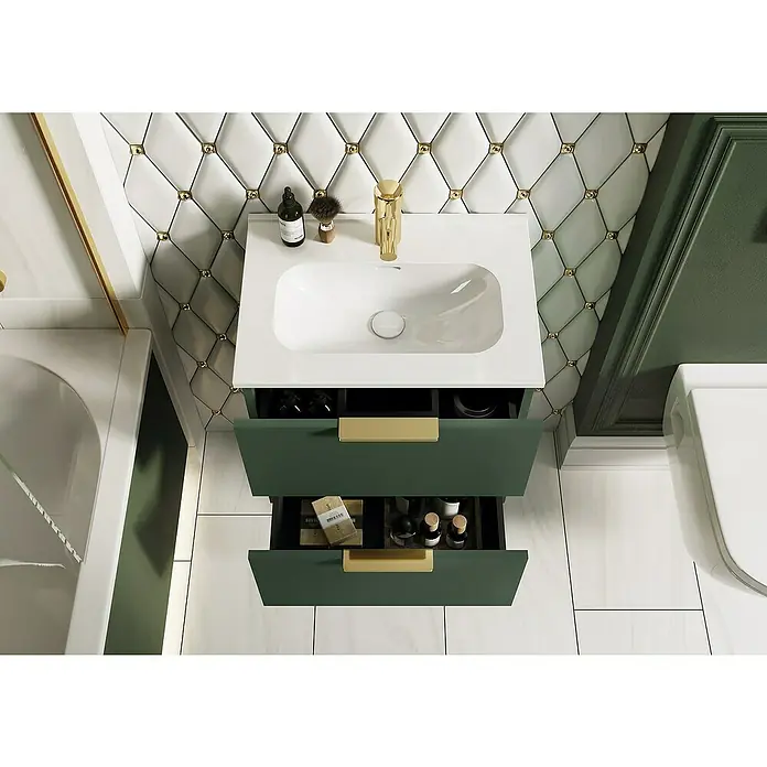 Riva Badmöbel-Set Street Plus - Gesamtbreite Badmöbel: 51,3 cm, Waldgrün, Matt, 2 -tlg. - Ansicht von oben auf einen Badezimmerschrank mit Waschbecken, Armatur und zwei offenen Schubladen mit diversen Badezimmerutensilien.