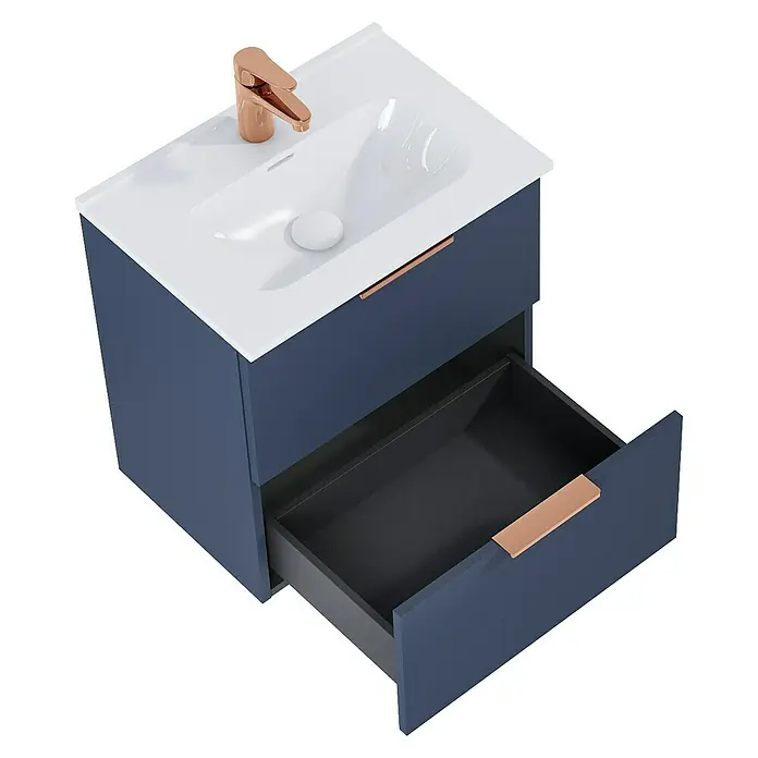 Riva Badmöbel-Set Street Plus - Gesamtbreite Badmöbel: 51,3 cm, Navyblau, Matt, 2 -tlg. - Eine Nahaufnahme eines blauen Badezimmerwaschtisches mit geöffneter Schublade und einem modernen, roségoldenen Wasserhahn.
