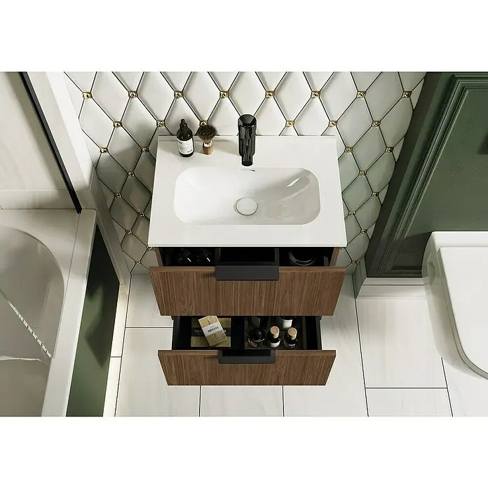 Riva Badmöbel-Set Street Plus - Gesamtbreite Badmöbel: 51,3 cm, Walnuss, Matt, 2 -tlg. - Moderne Badezimmereinrichtung mit Waschbeckenunterschrank in Holzoptik, weißem Aufsatzwaschbecken und stilvoller Armatur vor dekorativer Wand.