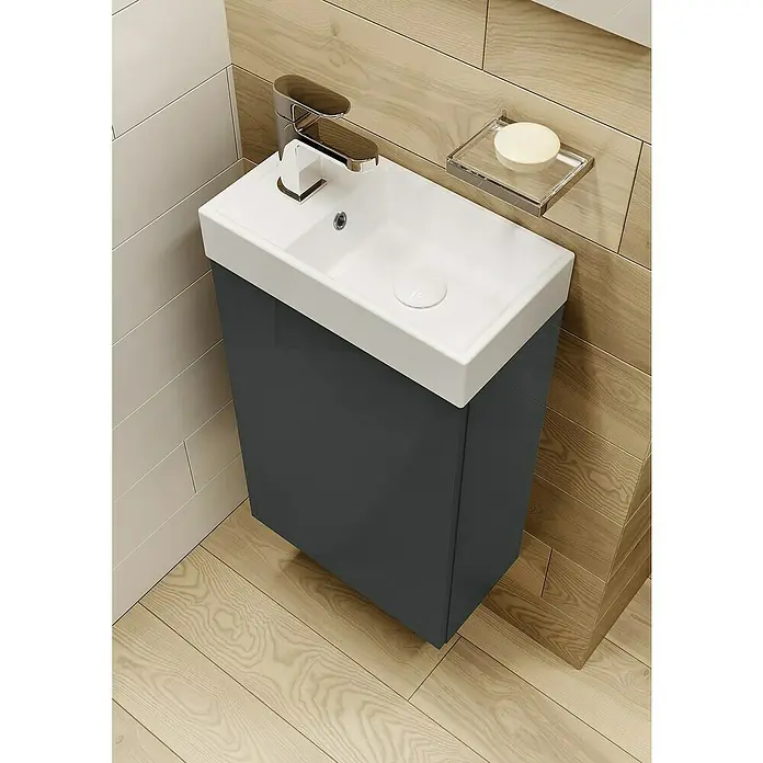 Riva Badmöbel-Set Young - Gesamtbreite Badmöbel: 40 cm, Anthrazit, 2 -tlg. - Nahaufnahme eines modernen Waschbeckens mit Unterschrank in einem Badezimmer, das ein minimalistisches Design und eine elegante Ästhetik zeigt.