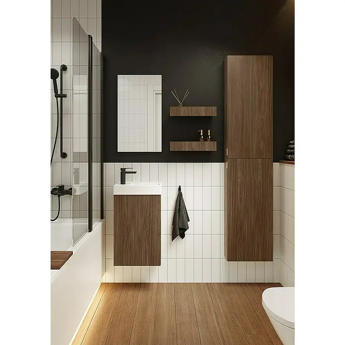 Riva Badmöbel-Set Young - Gesamtbreite Badmöbel: 40 cm, Walnuss, 2 -tlg. - Elegantes Badezimmer mit Holzschränken, weißer Badewanne und dunkler Akzentwand. Modernes Design mit stilvoller Beleuchtung und klaren Linien.